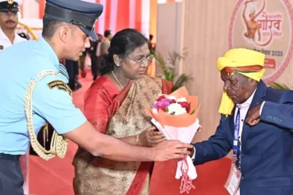 जनजातीय गौरव दिवस 2025 : राष्ट्रपति द्रौपदी मुर्मू ने जनजातीय नायकों के परिजनों और समाज प्रमुखों से की मुलाकात, पंडो जनजाति के बसंत से मिलकर जाना कुशलक्षेम