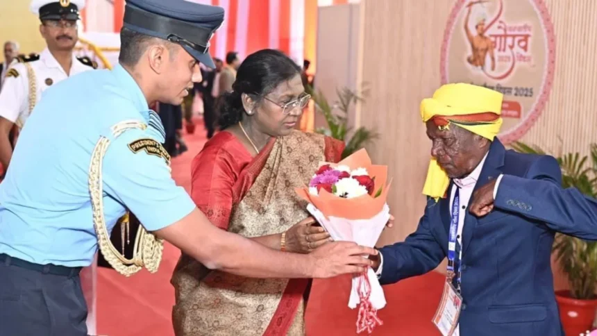 जनजातीय गौरव दिवस 2025 : राष्ट्रपति द्रौपदी मुर्मू ने जनजातीय नायकों के परिजनों और समाज प्रमुखों से की मुलाकात, पंडो जनजाति के बसंत से मिलकर जाना कुशलक्षेम