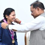 CG : वर्ल्ड कप विजेता भारतीय महिला क्रिकेट टीम की फिजियो आकांक्षा सत्यवंशी ने CM साय से की मुलाकात, कहा- खेल प्रतिभाओं को बढ़ावा देने सरकार प्रतिबद्धता…