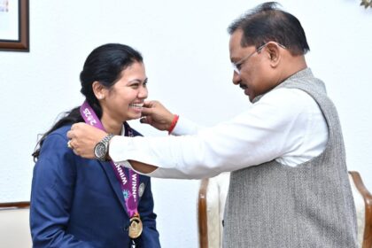 CG : वर्ल्ड कप विजेता भारतीय महिला क्रिकेट टीम की फिजियो आकांक्षा सत्यवंशी ने CM साय से की मुलाकात, कहा- खेल प्रतिभाओं को बढ़ावा देने सरकार प्रतिबद्धता…