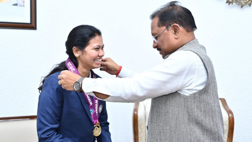 CG : वर्ल्ड कप विजेता भारतीय महिला क्रिकेट टीम की फिजियो आकांक्षा सत्यवंशी ने CM साय से की मुलाकात, कहा- खेल प्रतिभाओं को बढ़ावा देने सरकार प्रतिबद्धता…