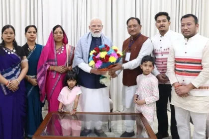 सीएम विष्णुदेव ने PM मोदी से की मुलाकात, ठेठ छत्तीसगढ़ी पहनावे में दिखी साय परिवार, आशीर्वाद से गदगद हुए बच्चे, देखें तस्वीरे