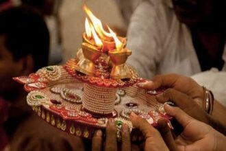 घर में आरती किस दिशा में करें? पूजा से पहले न करें ये बड़ी गलती, जानें धर्म, विज्ञान और ऊर्जा से जुड़ा रहस्य