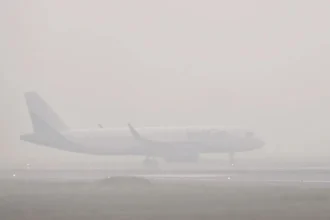Flights Cancelled: घने कोहरे से हवाई यातायात अस्त-व्यस्त, दिल्ली एयरपोर्ट पर 138 फ्लाइट रद्द, श्रीनगर में भी असर