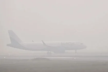 Flights Cancelled: घने कोहरे से हवाई यातायात अस्त-व्यस्त, दिल्ली एयरपोर्ट पर 138 फ्लाइट रद्द, श्रीनगर में भी असर