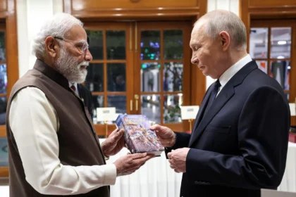 Modi-Putin: राष्ट्रपति पुतिन को पीएम मोदी ने दिए खास भारतीय उपहार, श्रीमद्भगवद गीता से लेकर असम की चाय; जानें लिस्ट में क्या क्या हैं शामिल
