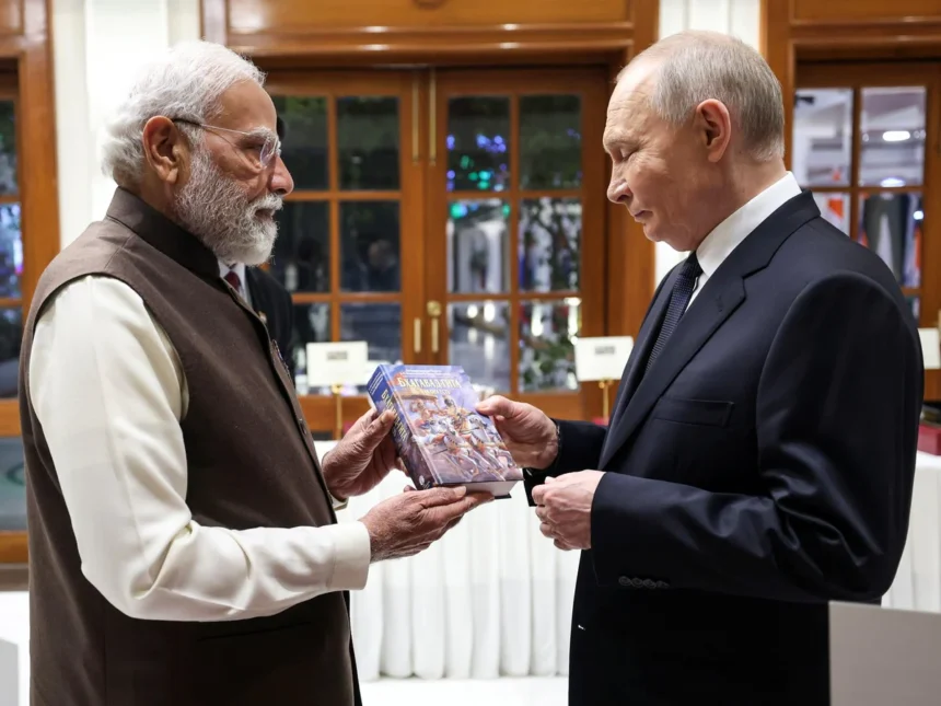 Modi-Putin: राष्ट्रपति पुतिन को पीएम मोदी ने दिए खास भारतीय उपहार, श्रीमद्भगवद गीता से लेकर असम की चाय; जानें लिस्ट में क्या क्या हैं शामिल