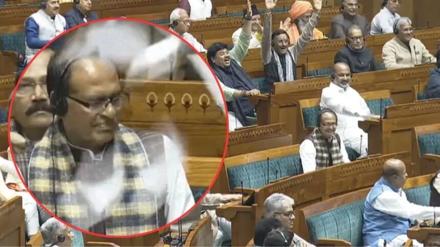 लोकसभा में VB–G RAM-G बिल पास, विपक्ष का जोरदार हंगामा, बिल की कॉपी फाड़कर फेंकी