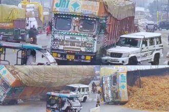 Accident : भूसे से भरा ट्रक बोलेरो पर पलटा, हुई चकनाचूर, दबने से चालक की मौत - VIDEO