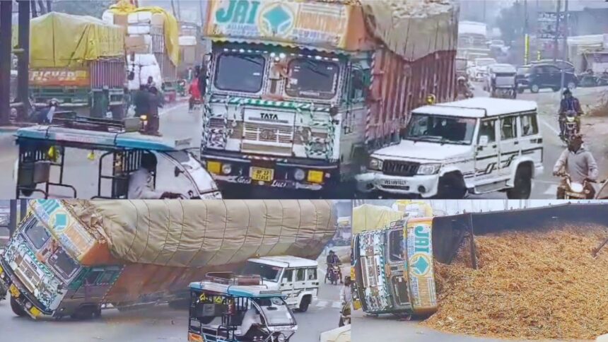 Accident : भूसे से भरा ट्रक बोलेरो पर पलटा, हुई चकनाचूर, दबने से चालक की मौत - VIDEO