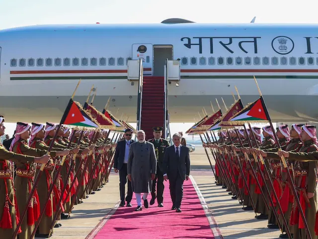 PM Modi Jordan Visit: जॉर्डन की राजधानी अम्मान पहुंचे पीएम मोदी, अम्मान एयरपोर्ट पर खुद प्रधानमंत्री जाफर हसन ने किया स्वागत