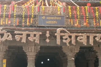 Baba Mahakal : नववर्ष पर बाबा महाकाल का दिव्य श्रृंगार, 5 लाख रुद्राक्ष और 11 हजार डमरुओं से सजा महाकालेश्वर मंदिर