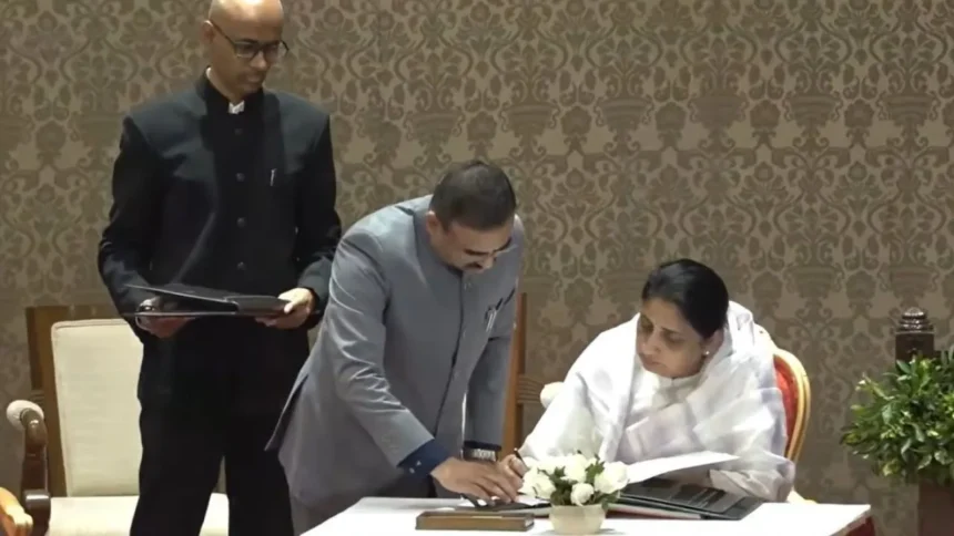 Maharashtra New Deputy CM: सुनेत्रा पवार बनीं महाराष्ट्र की पहली महिला उपमुख्यमंत्री, लोकभवन में ली शपथ