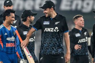 Abhishek Sharma ने बल्ले से मचाई तबाही, तो बैट चेक करने लगे New Zealand के खिलाड़ी - VIDEO VIRAL