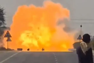 Viral News : हाईवे पर दहशत का मंजर: पिकअप में रखे LPG सिलेंडर एक-एक कर फटे, धमाकों से कांपा इलाका - Video Viral