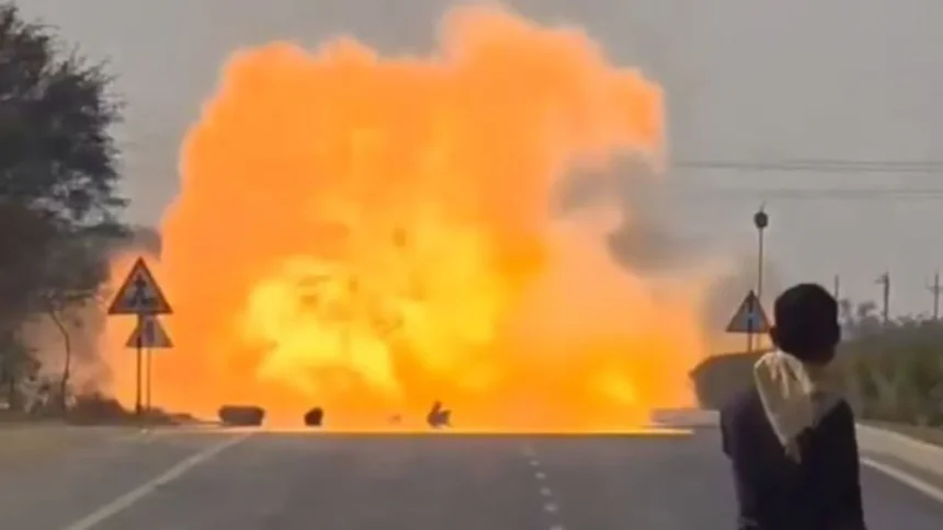 Viral News : हाईवे पर दहशत का मंजर: पिकअप में रखे LPG सिलेंडर एक-एक कर फटे, धमाकों से कांपा इलाका - Video Viral