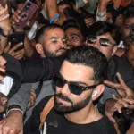 Vadodara Airport पर Virat की एक झलक के लिए पागल हुए Fans, भारी भीड़ में फंसे Kohli; VIDEO VIRAL