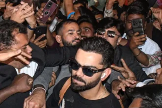 Vadodara Airport पर Virat की एक झलक के लिए पागल हुए Fans, भारी भीड़ में फंसे Kohli; VIDEO VIRAL