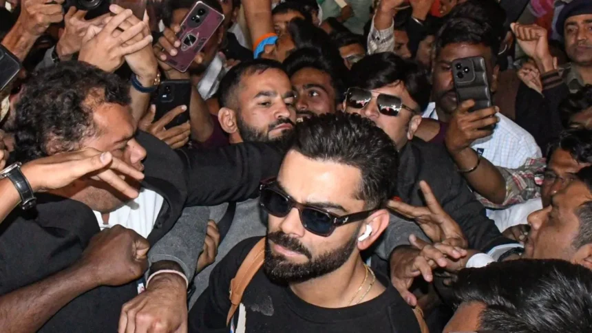 Vadodara Airport पर Virat की एक झलक के लिए पागल हुए Fans, भारी भीड़ में फंसे Kohli; VIDEO VIRAL