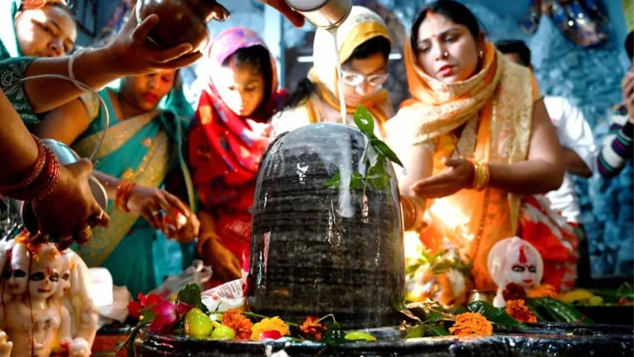 Mahashivratri 2026 : महाशिवरात्रि 2026 पर अपनी राशि अनुसार शिवलिंग पर चढ़ाएं ये विशेष चीजें, हर कष्ट होंगे दूर