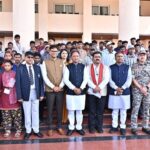 CG : विधानसभा में ऐतिहासिक नजारा: मुख्यधारा में लौटे आत्मसमर्पित नक्सलियों ने देखा सदन, CM साय सहित अन्य मंत्रियों से की मुलाकात