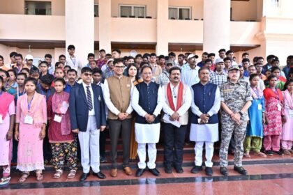 CG : विधानसभा में ऐतिहासिक नजारा: मुख्यधारा में लौटे आत्मसमर्पित नक्सलियों ने देखा सदन, CM साय सहित अन्य मंत्रियों से की मुलाकात