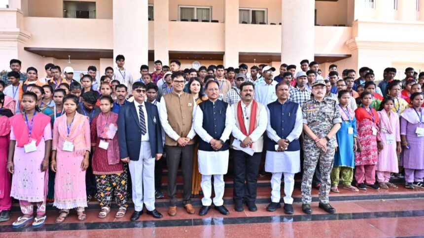 CG : विधानसभा में ऐतिहासिक नजारा: मुख्यधारा में लौटे आत्मसमर्पित नक्सलियों ने देखा सदन, CM साय सहित अन्य मंत्रियों से की मुलाकात