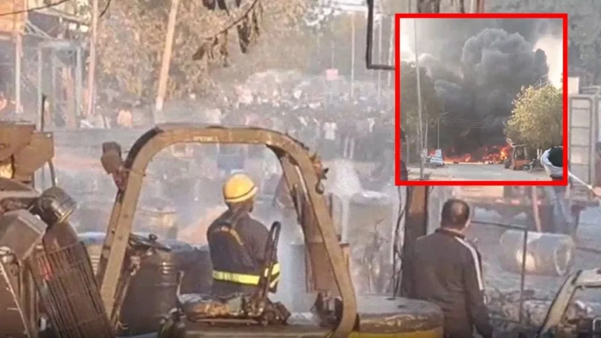 Faridabad Factory Blast : फरीदाबाद की फैक्ट्री में ब्लास्ट, पुलिसकर्मियों समेत 35 लोग झुलसे, सड़क पर खड़ी गाड़ियां जलीं, आग बुझाने में जुटी फायर टीम