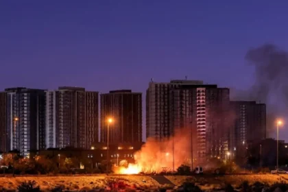 Baghdad Drone Strike: बगदाद में खुफिया मुख्यालय पर ड्रोन हमला: एक अधिकारी की मौत, अमेरिकी ठिकानों पर हमलों के बाद बढ़ा तनाव