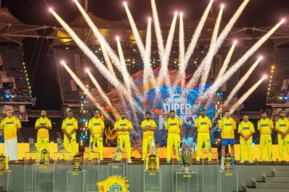 Chennai Super Kings का 'Roar 2026' इवेंट : Chepauk में धमाकेदार Reunion, MS Dhoni, Raina, Hayden समेत कई दिग्गज उतरे मैदान पर; देखें VIDEO