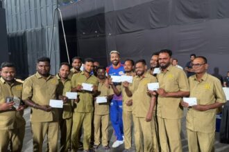 IPL 2026 से पहले Hardik Pandya ने Wankhede Ground Staff को बांटे 10- 10 लाख के चेक, जानें वजह