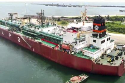 India LPG Crisis Eases Shivalik Ship Arrives: एलपीजी संकट पर बड़ी राहत, 54 हजार टन गैस लेकर मुंद्रा बंदरगाह पहुंचा भारतीय जहाज