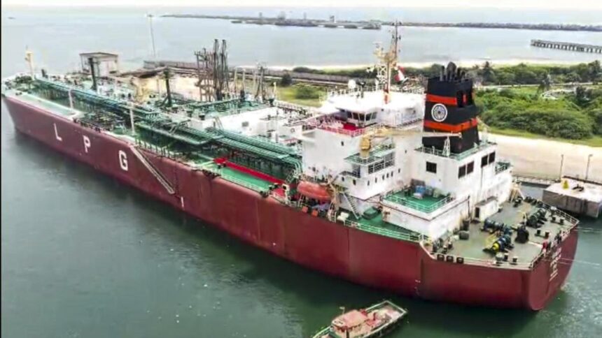 India LPG Crisis Eases Shivalik Ship Arrives: एलपीजी संकट पर बड़ी राहत, 54 हजार टन गैस लेकर मुंद्रा बंदरगाह पहुंचा भारतीय जहाज