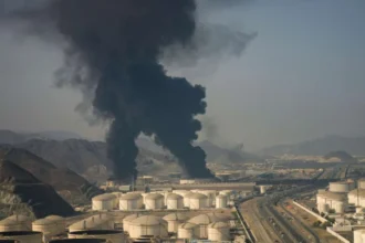 Iran-US-Israel: UAE का फुजैराह तेल टर्मिनल पर अटैक, कुवैत एयरपोर्ट को भी बनाया निशाना, खार्ग द्वीव पर हमले से भड़का ईरान