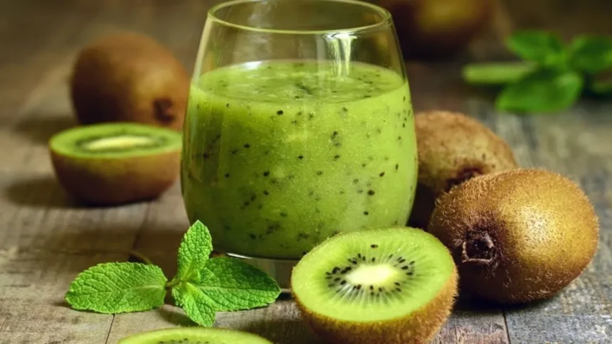 Kiwi Juice Health Benefits: औषधीय गुणों से भरपूर कीवी फल : जूस पिएं या सीधे खाएं, जानिए इसके फ़ायदे