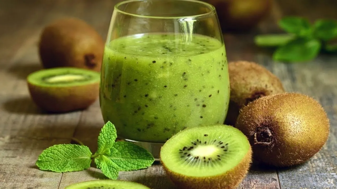 Kiwi Juice Health Benefits: औषधीय गुणों से भरपूर कीवी फल : जूस पिएं या सीधे खाएं, जानिए इसके फ़ायदे
