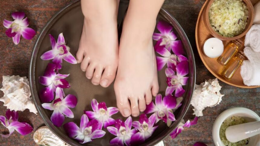 Home Pedicure: गर्मियों में फटी एड़ियां और जिद्दी टैनिंग होगी 15 मिनट में साफ! घर पर करें ये आसान और असरदार पेडिक्योर