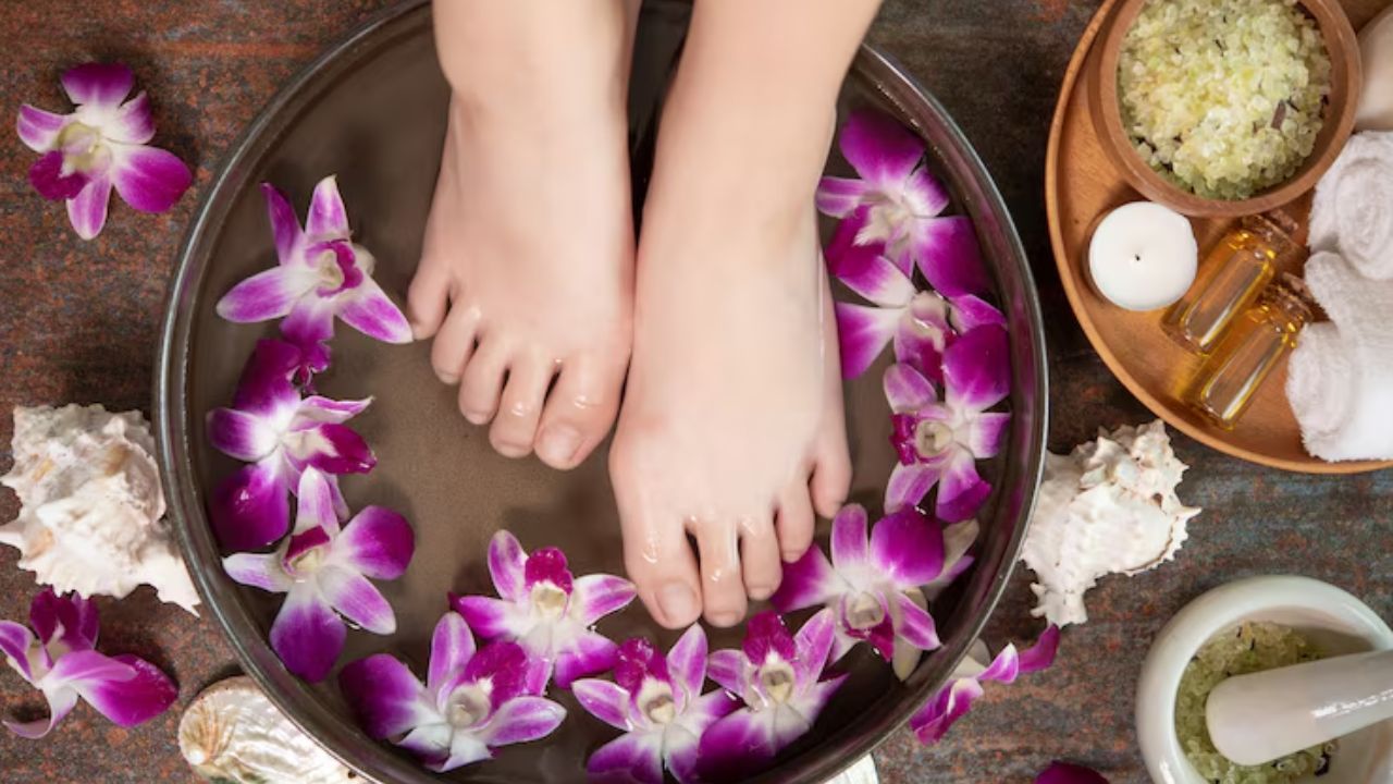 Home Pedicure: गर्मियों में फटी एड़ियां और जिद्दी टैनिंग होगी 15 मिनट में साफ! घर पर करें ये आसान और असरदार पेडिक्योर