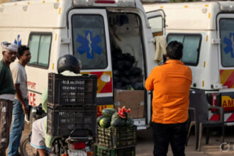 Viral News : एम्बुलेंस में मरीज नहीं, बिक रहे थे तरबूज! वायरल वीडियो देख लोग बोले- “ये कौन सी इमरजेंसी है?”