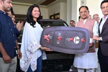 CG : इंडियन वुमेंस टीम की फिजियो को कार भेंट, टाटा मोटर्स की ओर से मुख्यमंत्री विष्णुदेव साय ने सौंपी चाबी