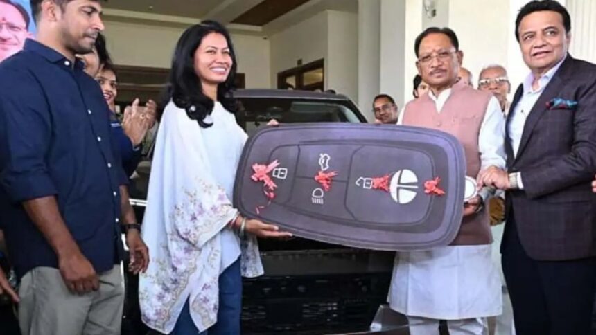 CG : इंडियन वुमेंस टीम की फिजियो को कार भेंट, टाटा मोटर्स की ओर से मुख्यमंत्री विष्णुदेव साय ने सौंपी चाबी