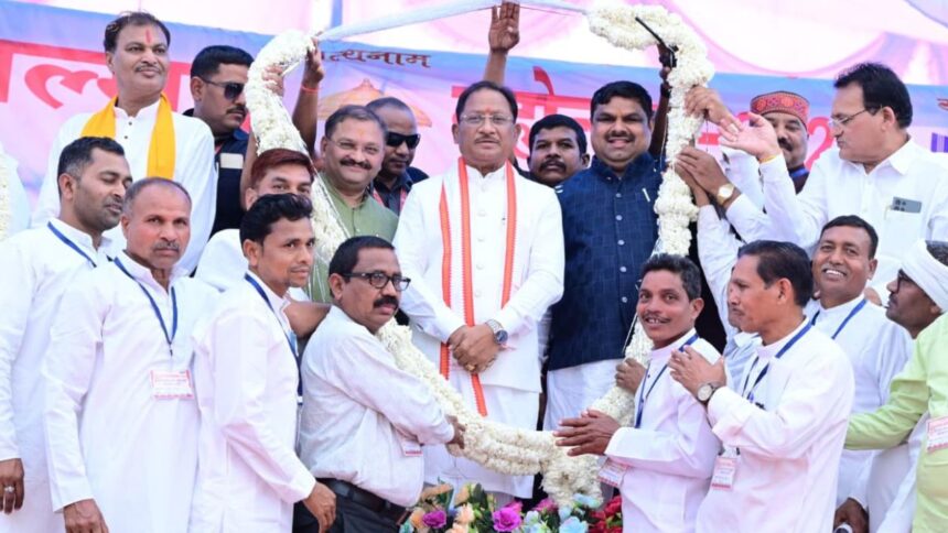 CG : मुख्यमंत्री विष्णु देव साय कबीर मठ आश्रम में आयोजित अखिल भारतीय सद्गुरु कबीर संत सम्मेलन में हुए शामिल