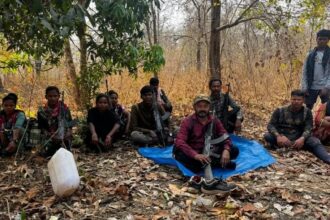 Bastar Naxal Paparao Surrender: बस्तर के आखिरी टॉप नक्सली कमांडर पापाराव का सरेंडर, 18 साथियों संग डाले हथियार