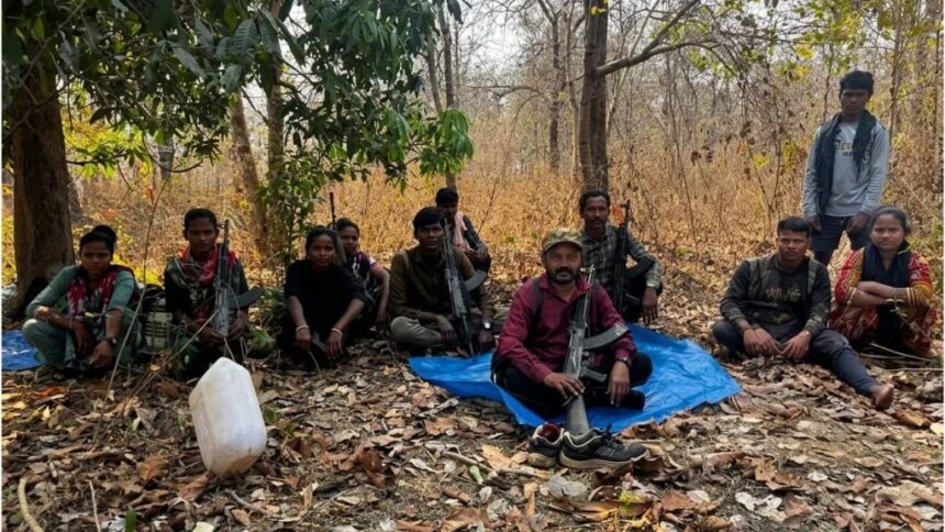 Bastar Naxal Paparao Surrender: बस्तर के आखिरी टॉप नक्सली कमांडर पापाराव का सरेंडर, 18 साथियों संग डाले हथियार