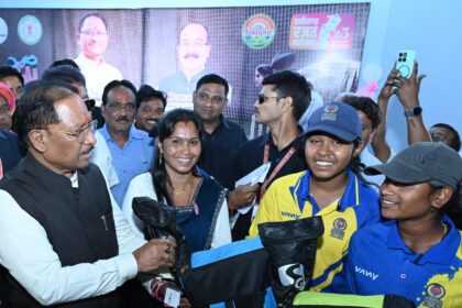 CG : मुख्यमंत्री विष्णु देव साय ने इचकेला की बालिका क्रिकेट खिलाड़ियों को किया सम्मानित: क्रिकेट किट प्रदान कर बढ़ाया उत्साह