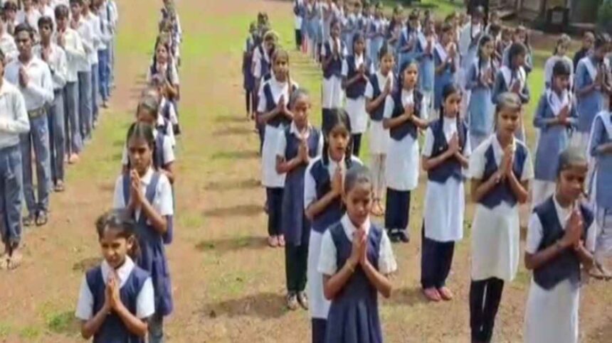Chhattisgarh Government School : छत्तीसगढ़ के सरकारी स्कूलों में अब बिना मंत्र के नहीं मिलेगा खाना, नए सत्र से प्रार्थना सभा के नियमों में होगा बड़ा बदलाव