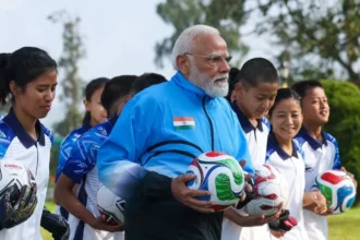 PM Modi Sikkim Visit : सिक्किम के दौरे पर PM मोदी : गंगटोक में युवाओं के साथ फुटबॉल के मैदान में लगाई किक, विकास परियोजनाओं की दी सौगात