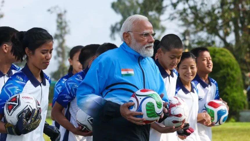 PM Modi Sikkim Visit : सिक्किम के दौरे पर PM मोदी : गंगटोक में युवाओं के साथ फुटबॉल के मैदान में लगाई किक, विकास परियोजनाओं की दी सौगात