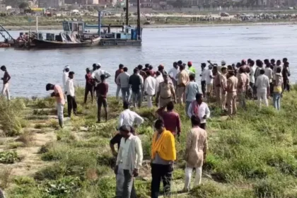 मथुरा में यमुना नदी में बड़ा हादसा : पैंटून पुल से टकराकर पलटा स्टीमर, 9 लोगों की मौत, कई के डूबने की आशंका, रेस्क्यू ऑपरेशन जारी