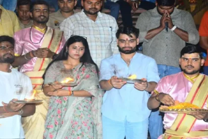 Rinku Singh और Priya Saroj ने Varanasi में काशी विश्वनाथ के किए दर्शन, गंगा आरती में लिया भाग